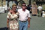Eva Romanová Graham se svým britským manželem na procházce Prahou v roce 1992
