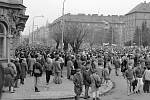 Shromáždění před velitelstvím sovětské armády(dnes pedagogická fakulta na Žižkově náměstí). Demonstrace za odchod sovětské armády z Olomouce