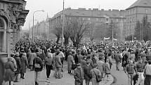 Shromáždění před velitelstvím sovětské armády(dnes pedagogická fakulta na Žižkově náměstí). Demonstrace za odchod sovětské armády z Olomouce