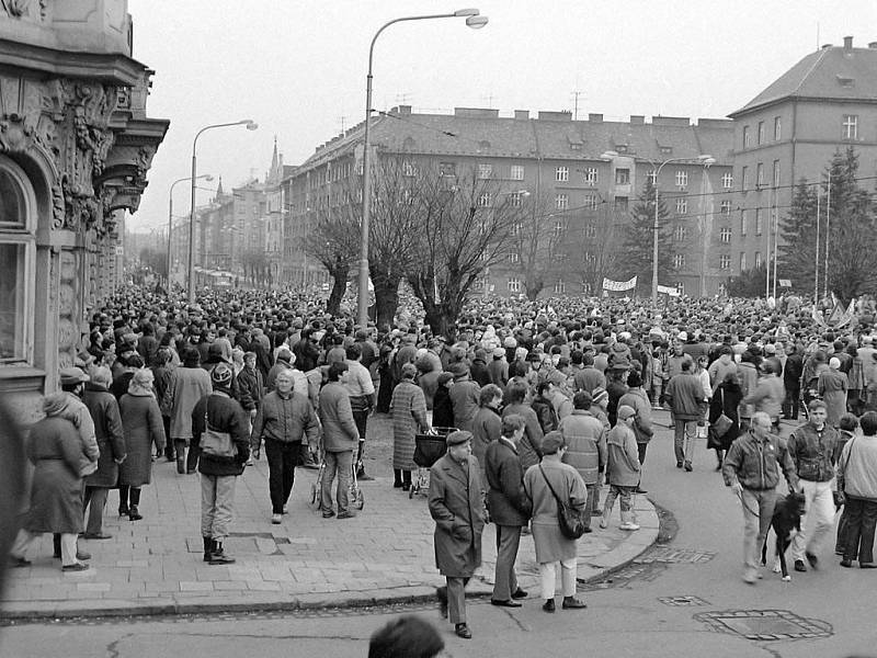 Shromáždění před velitelstvím sovětské armády(dnes pedagogická fakulta na Žižkově náměstí). Demonstrace za odchod sovětské armády z Olomouce