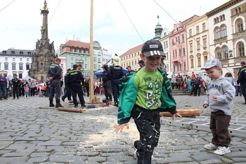 Stavění májky a program na Horním náměstí v Olomouci na 1. máje