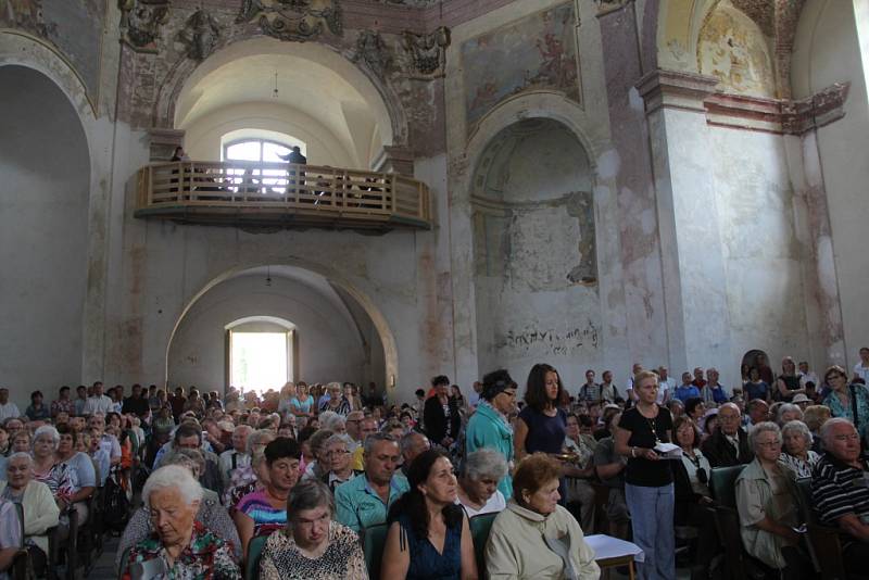 Stará Voda ožila Svatoanenskou poutí, světil se i nový zvon pro kostel ve Městě Libavá