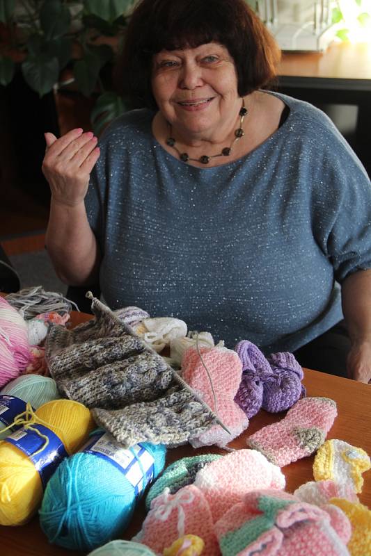 Fotogalerie: Viera Fialová rozdává ručně pletené ponožky miminkům a  seniorům - Olomoucký deník