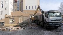 Demolice nízkopodlažní budovy na ZŠ Hálkova v Olomouci - začaly tak práce na budování nové přístavby