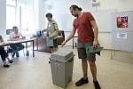 Eurovolby 2019: první voliči ve volebním okrsku číslo 3 v Olomouci Na hradě.
