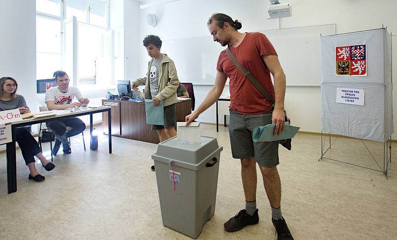 Eurovolby 2019: první voliči ve volebním okrsku číslo 3 v Olomouci Na hradě.