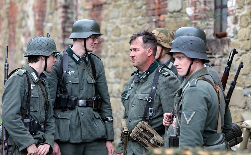 Až mráz běhal po zádech při realistické bojové ukázce na fortu Radíkov. Kluby vojenské historie předvedly boj o chválkovickou pevnůstku na konci II. světové války.