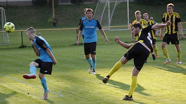 Fotbalisté Nových Sadů (ve žluto-černém) podlehli doma Skašticím 1:4.