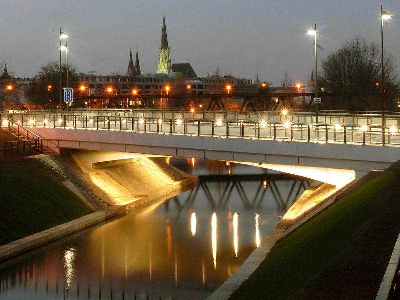 Nový most přes Moravu v Olomouci a obtokový kanál u plynárny.