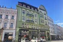 Na místě filiálky České pošty na Horním náměstí stával hotel, který provozovala rodina Englischova do roku 1881. V roce 1912 byl dům zdemolován a vyrostla zde novostavba banky Union.