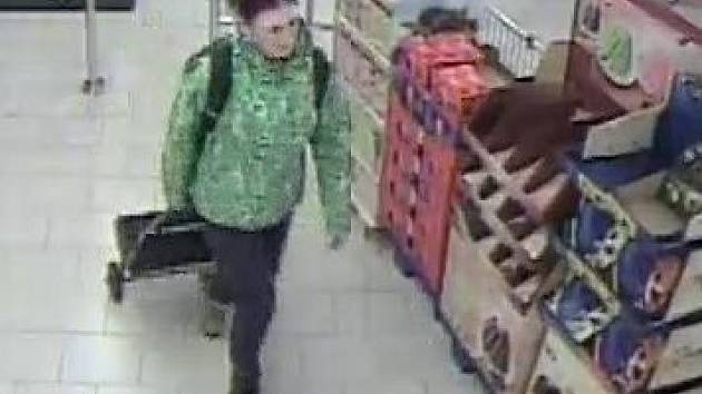 Policie hledá ženu v zelené bundě, která našla cizí peněženku