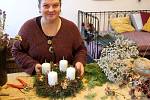 Olomoucká floristka Dagmar Kružíková vyrábí adventní věnce z výhradně přírodních materiálů.