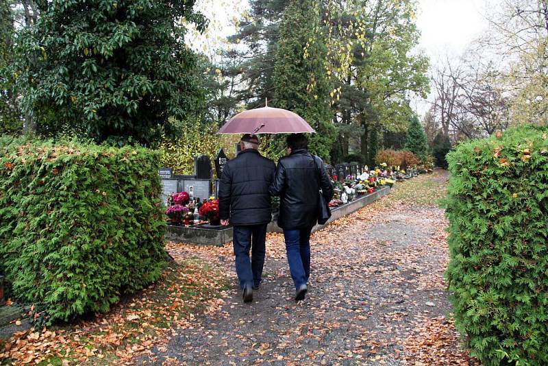 Dušičky 2019 na olomouckém hřbitově v Neředíně