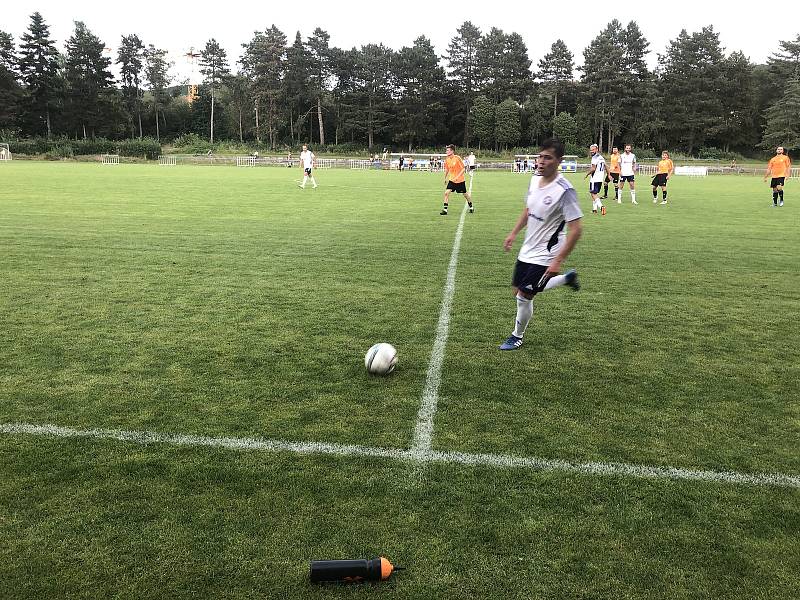 Fotbalisté Mohelnice (v bílém) padli ve Šternberku 0:2.