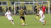 Fotbalisté Nových Sadů (ve žluto-černém) remizovali se Stráním 0:0.