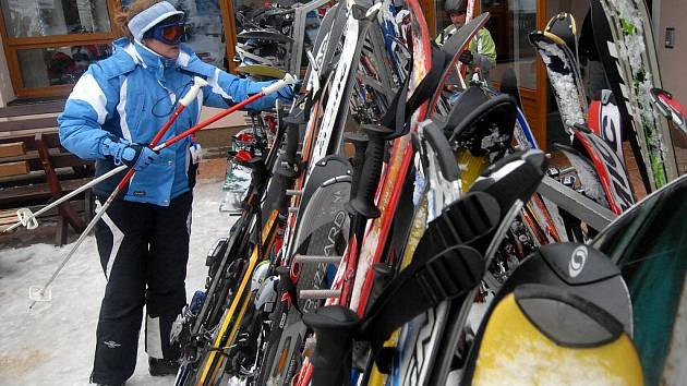 Lyze a snowboardy lákají zloděje.