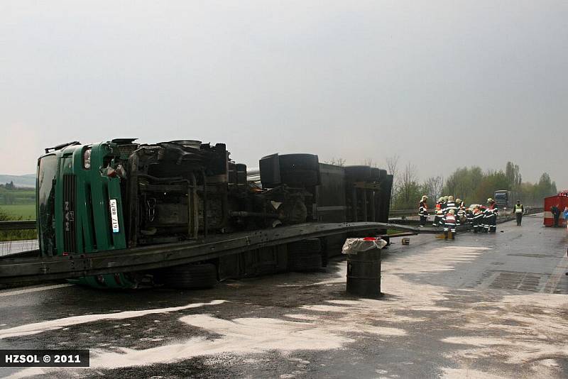 Nehoda nákladního vozidla s cisternou na R35