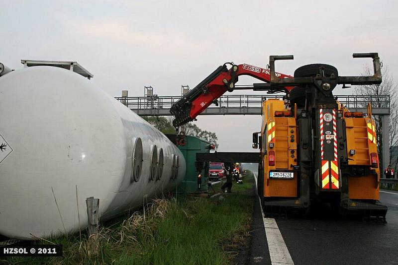 Nehoda nákladního vozidla s cisternou na R35