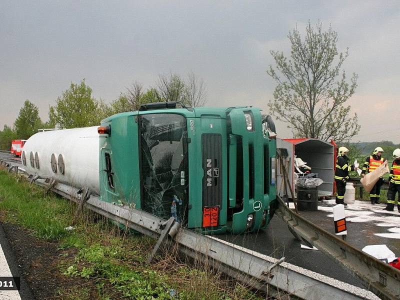 Nehoda nákladního vozidla s cisternou na R35