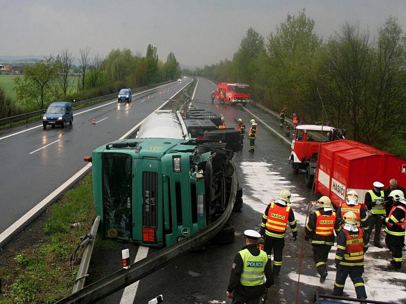 Nehoda nákladního vozidla s cisternou na R35