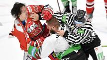 Utkání 1. kola hokejové extraligy: HC Olomouc - BK Mladá Boleslav, 10. září 2021 v Olomouci. Bitka mezi Tomáš Dujsík z Olomouce a Adam Jánošík z Mladé Boleslavi.