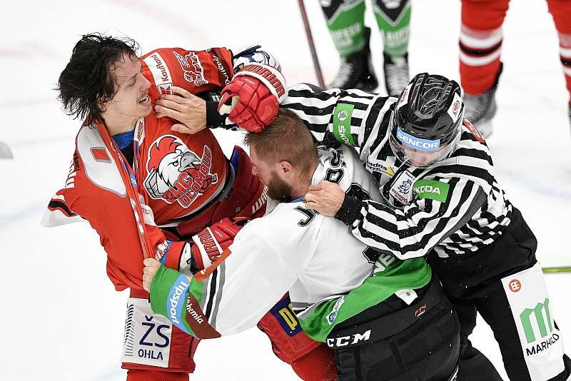 Utkání 1. kola hokejové extraligy: HC Olomouc - BK Mladá Boleslav, 10. září 2021 v Olomouci. Bitka mezi Tomáš Dujsík z Olomouce a Adam Jánošík z Mladé Boleslavi.