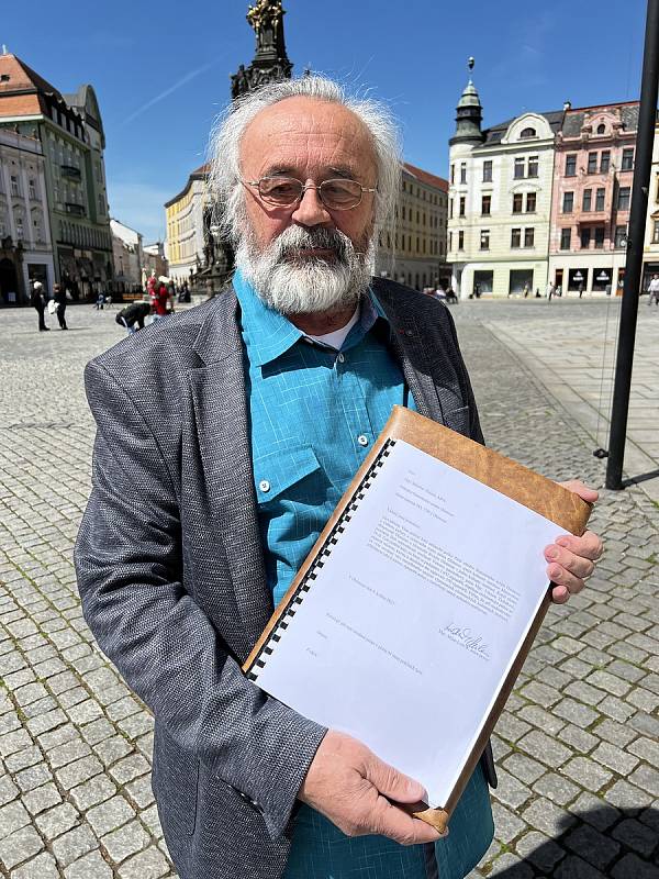 Pedagog Milan Ludvík jde předat vedení města petici proti spojení Moravské filharmonie Olomouc a Moravského divadla Olomouc v jednu kulturní instituci, 4. května 2023