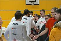 Basketbalisté Olomoucka oslavují společně s fanoušky své poslední domácí vítězství nad ostravskou Novou Hutí.