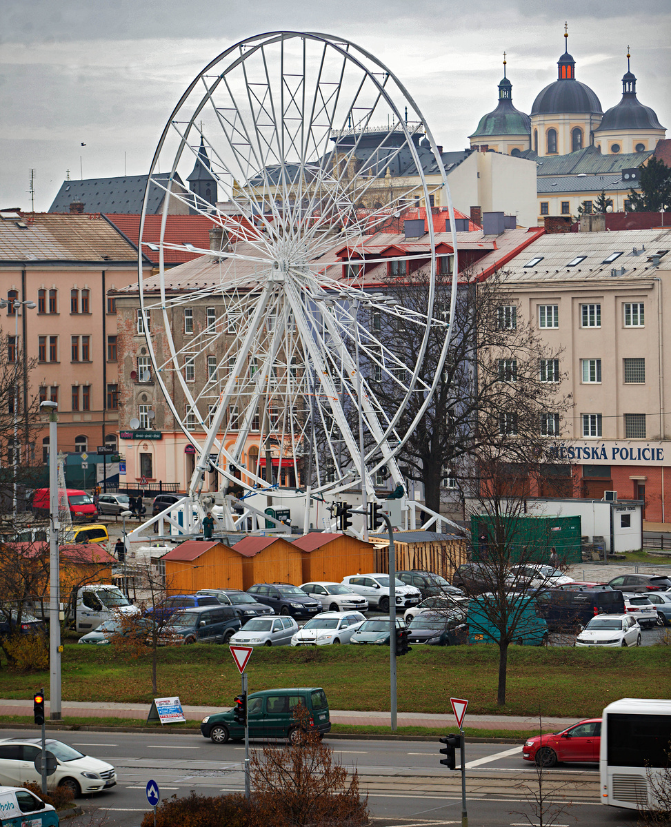 Ruské kolo už se tyčí nad Olomouc. Kolik bude stát svezení? - Přerovský  deník