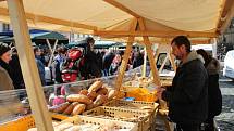 Na farmářském trhu si lidé mohli koupit kraslice, velikonoční dekorace i spoustu dobrot