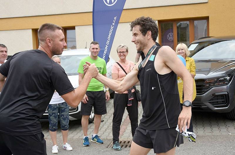 1. ročník běžeckého závodu Dubanský desítka se vydařil. Zúčastnily se stovky běžců v rozličných kategoriích.