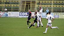 Fotbalisté 1. HFK Olomouc (v bílém) podlehli ve třetím kole domácího poháru Hradci Králové 1:8