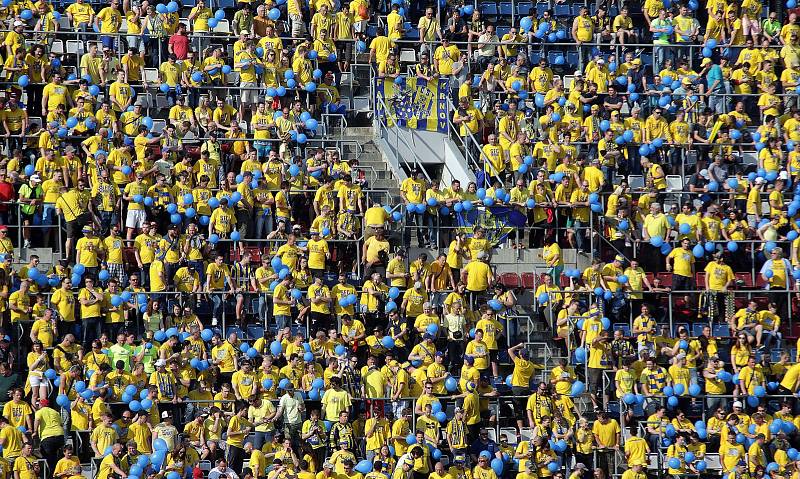 Fans Opavy postupně plní severní tribunu Androva stadionu