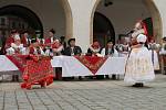 Hanácká svatba na Horním náměstí v Olomouci v podání členů folklorních souborů Klas z Kralic na Hané, Hané a Mladé Hané z Velké Bystřice a také z Hanáckého mužského sboru Rovina.