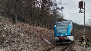 V Hlubočkách v pátek odpoledne narazil osobní vlak do stromu v kolejišti. Trať je uzavřená.