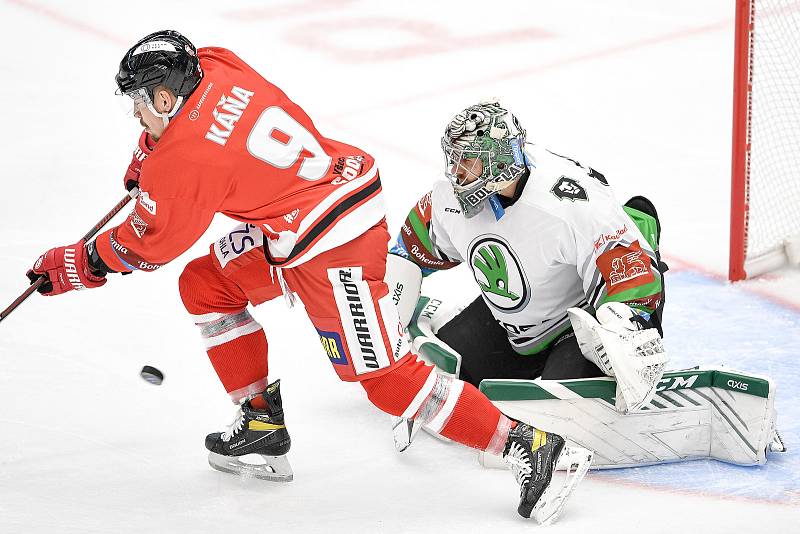 Utkání 1. kola hokejové extraligy: HC Olomouc - BK Mladá Boleslav, 10. září 2021 v Olomouci. (zleva) Jan Káňa II z Olomouce a brankář Gašper Krošelj z Mladé Boleslavi.