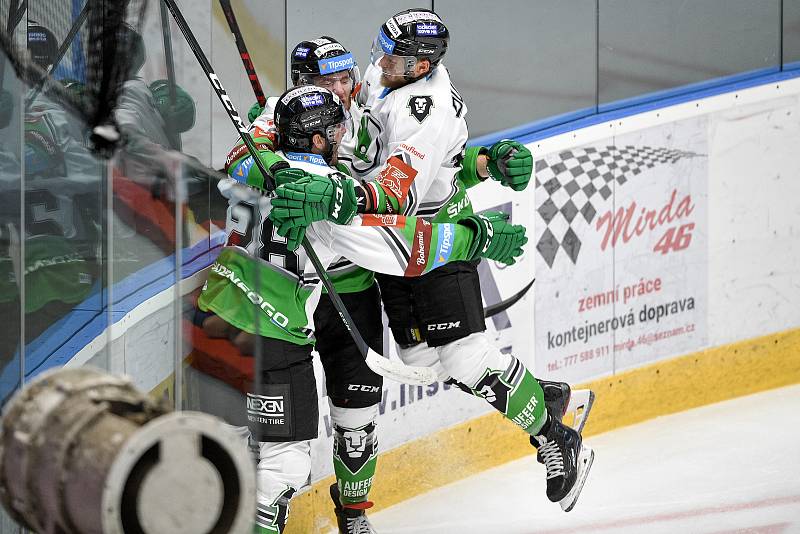 Utkání 1. kola hokejové extraligy: HC Olomouc - BK Mladá Boleslav, 10. září 2021 v Olomouci. (zleva) hráči Valentin Claireaux z Mladé Boleslavi a Jakub Kotala z Mladé Boleslavi a Jan Dufek z Mladé Boleslavi.