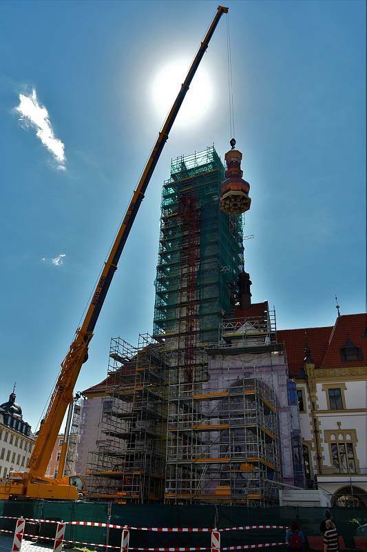 Instalace střední části špice radniční věže v Olomouci, 30. 6. 2020