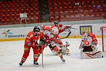 Hokejisté Mory (v červeném) hostili v zápase 29. kola extraligy Pardubice.
