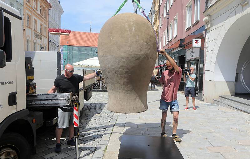 Velká hlavička Kurta Gebauera. Instalace poslední sochy v rámci projektu Sculpture Line na Dolním náměstí v Olomouci.