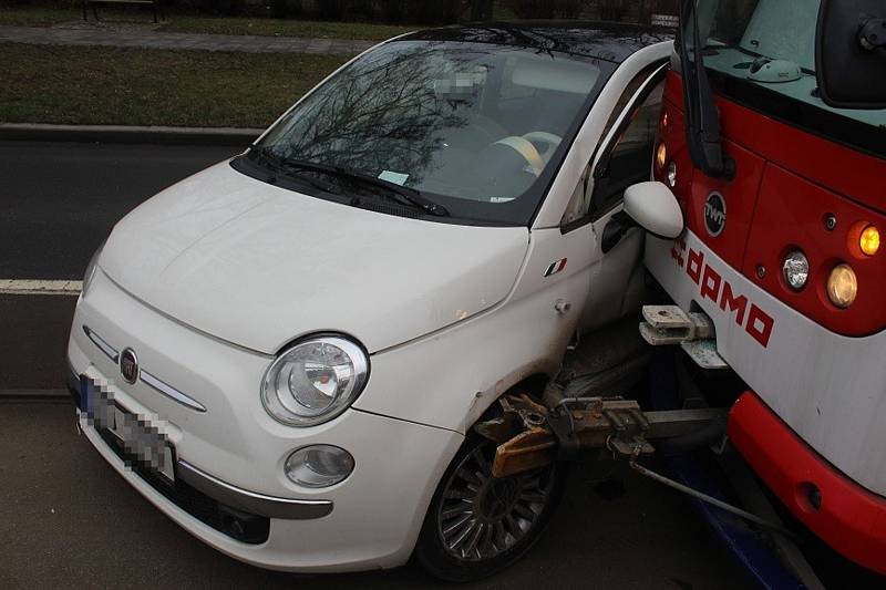 Srážka fiatu s tramvají na třídě Svobody v Olomouci, 24.1. 2023