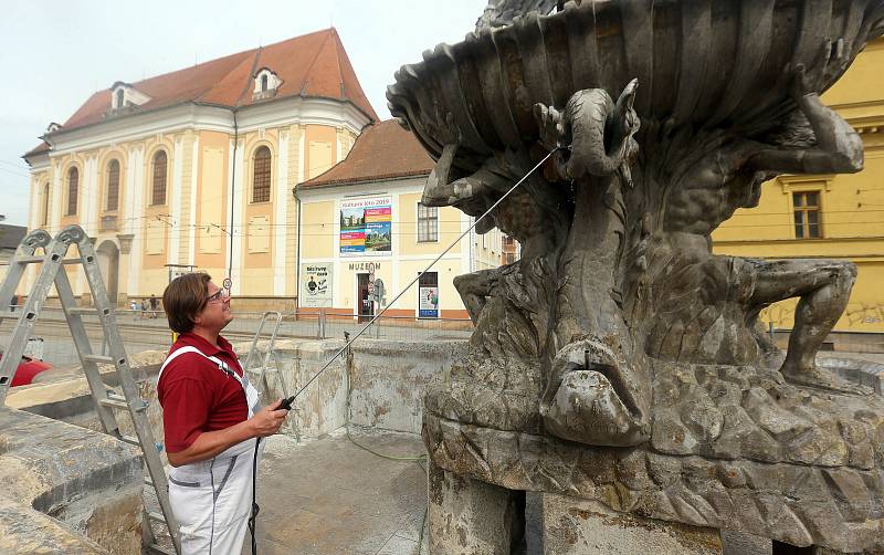 Renovace kašny Tritonů na náměstí Republiky v Olomouci rukou restaurátora Jiřího Fingra.