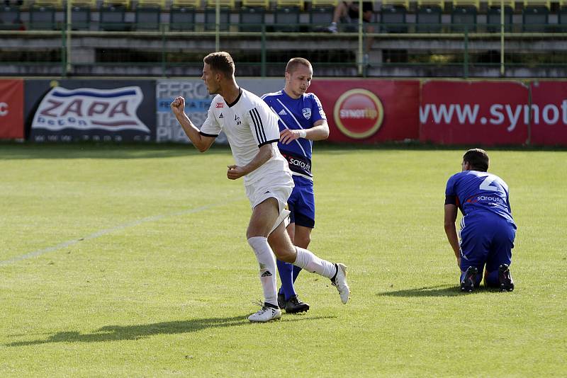 Fotbalisté HFK Olomouc (v bílém) porazili Frýdek-Místek 2:0