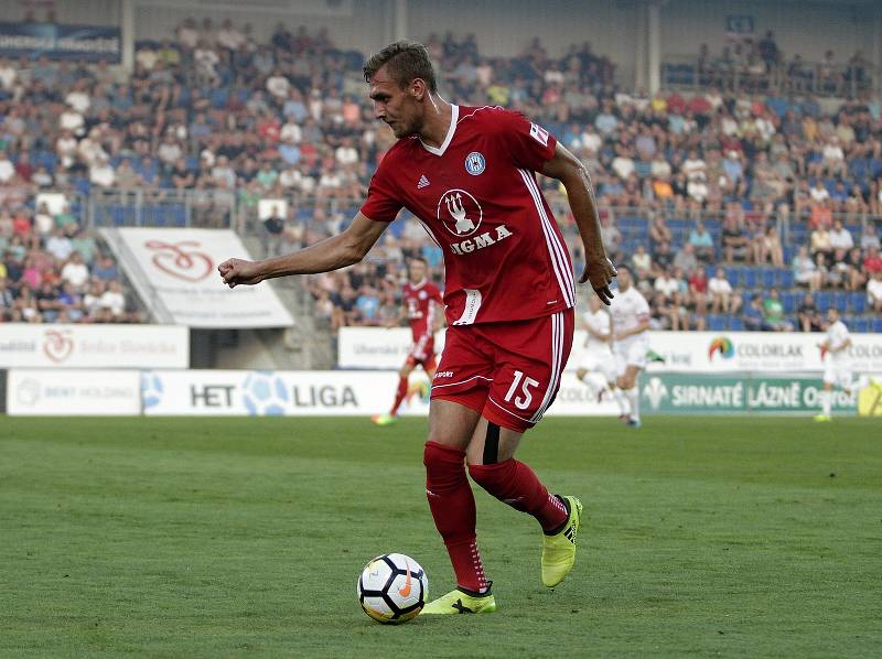 Olomoučtí fotbalisté (v červeném) remizovali se Slováckem 0:0 Tomáš Chorý