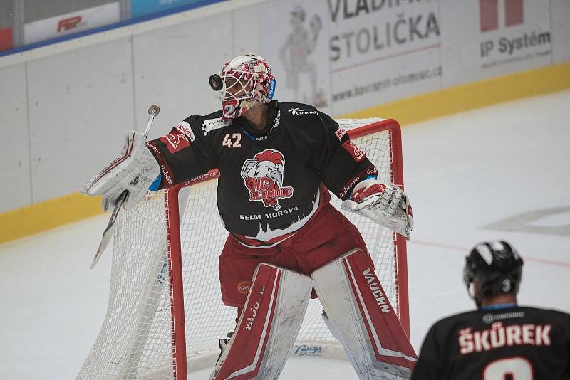 Hokejisté HC Olomouc (v černém) proti HC Dynamo Pardubice (1:2).