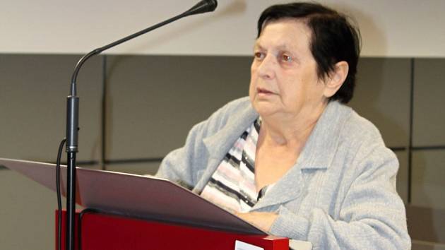 Třiasedmdesátiletá Jiřina Petřeková u soudu v Olomouci