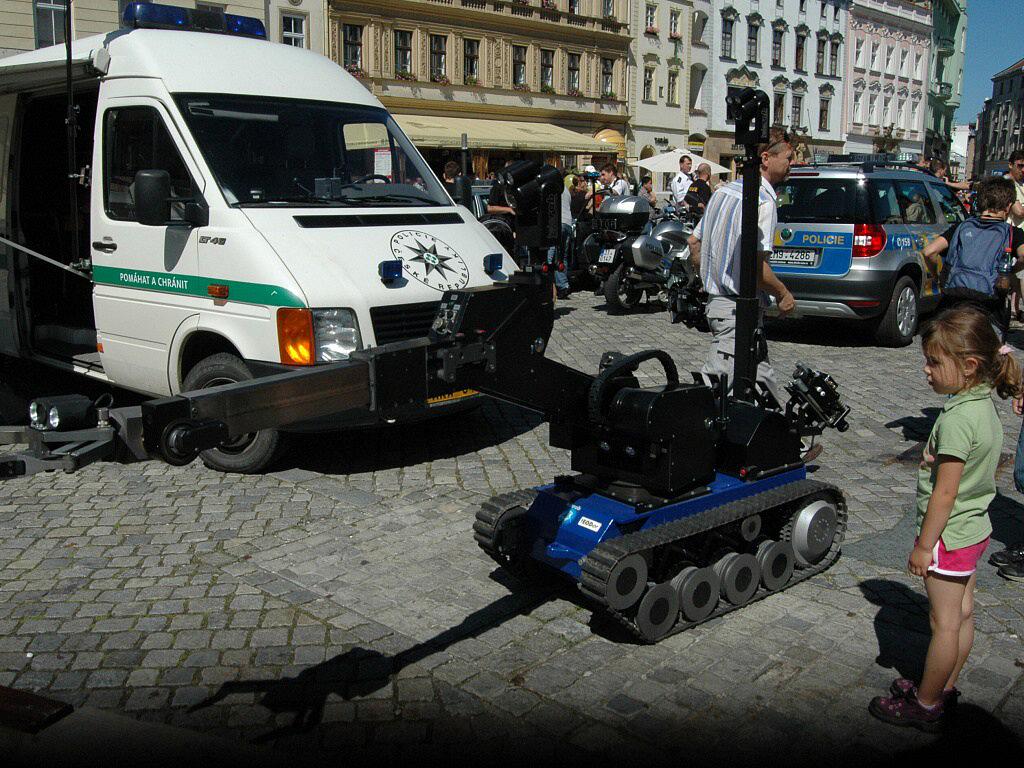 FOTO: V centru lovili bomby psi i robot Teodor, cvičně - Olomoucký deník