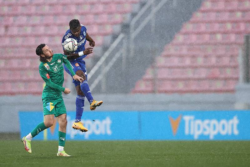 Fotbalisté Sigmy (v modrém) proti Tirolu. Florent Poulolo