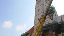 Opravená radniční věžička se v úterý dopoledne vrátila na své původní místo. Plné Horní náměstí v Olomouci přihlíželo, jak ji nahoru zvedá obrovský jeřáb.