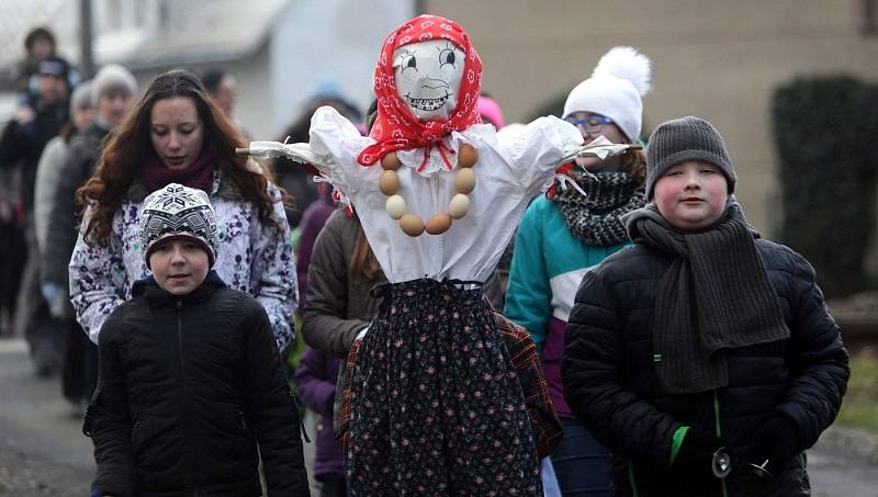 Vynášení zimy ve Velké Bystřici na Olomoucku, březen 2016